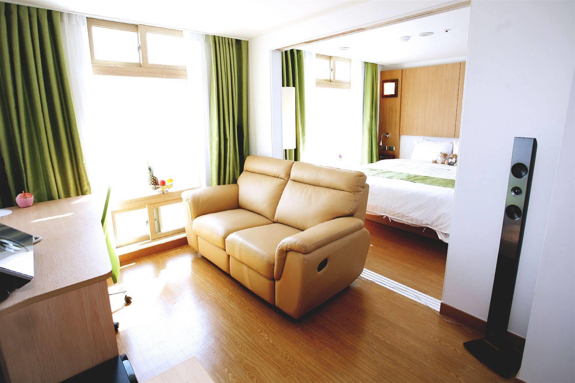 Gunsan Apple Tree Hotel Bagian luar foto
