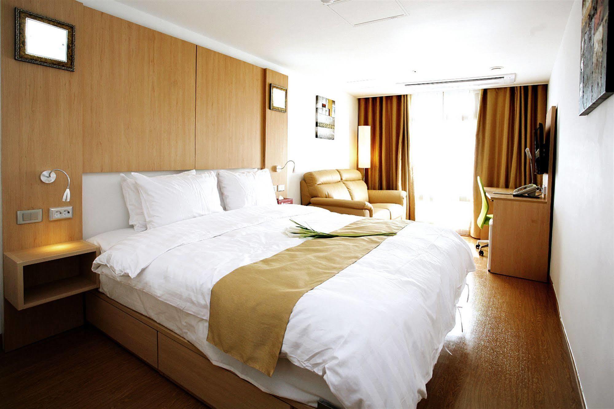 Gunsan Apple Tree Hotel Bagian luar foto