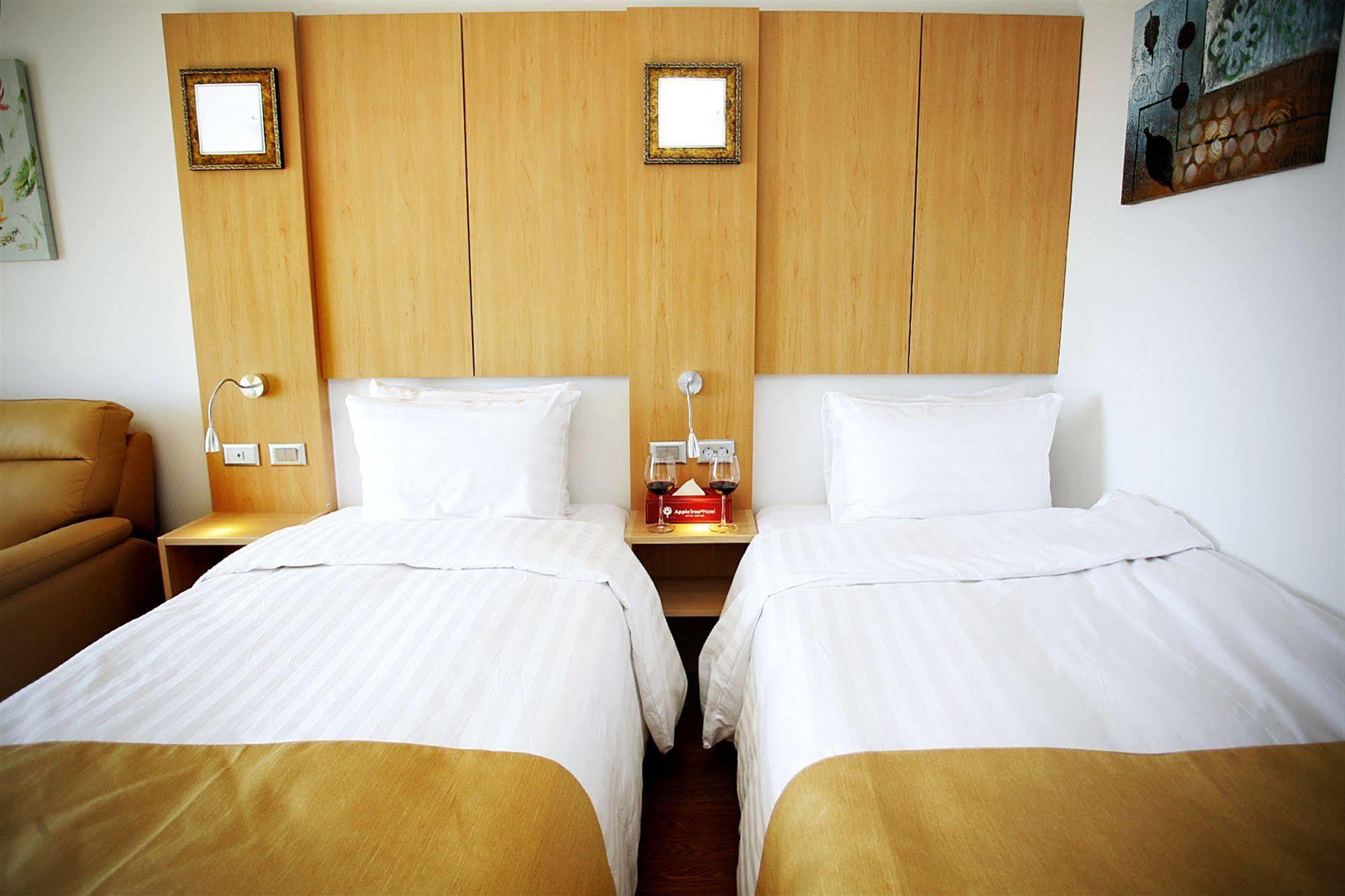 Gunsan Apple Tree Hotel Bagian luar foto